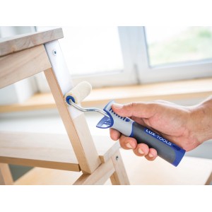 LUX Filtroller 6 cm beim Lackieren eines Holzstuhls. Farbroller mit blau-grauem Griff.