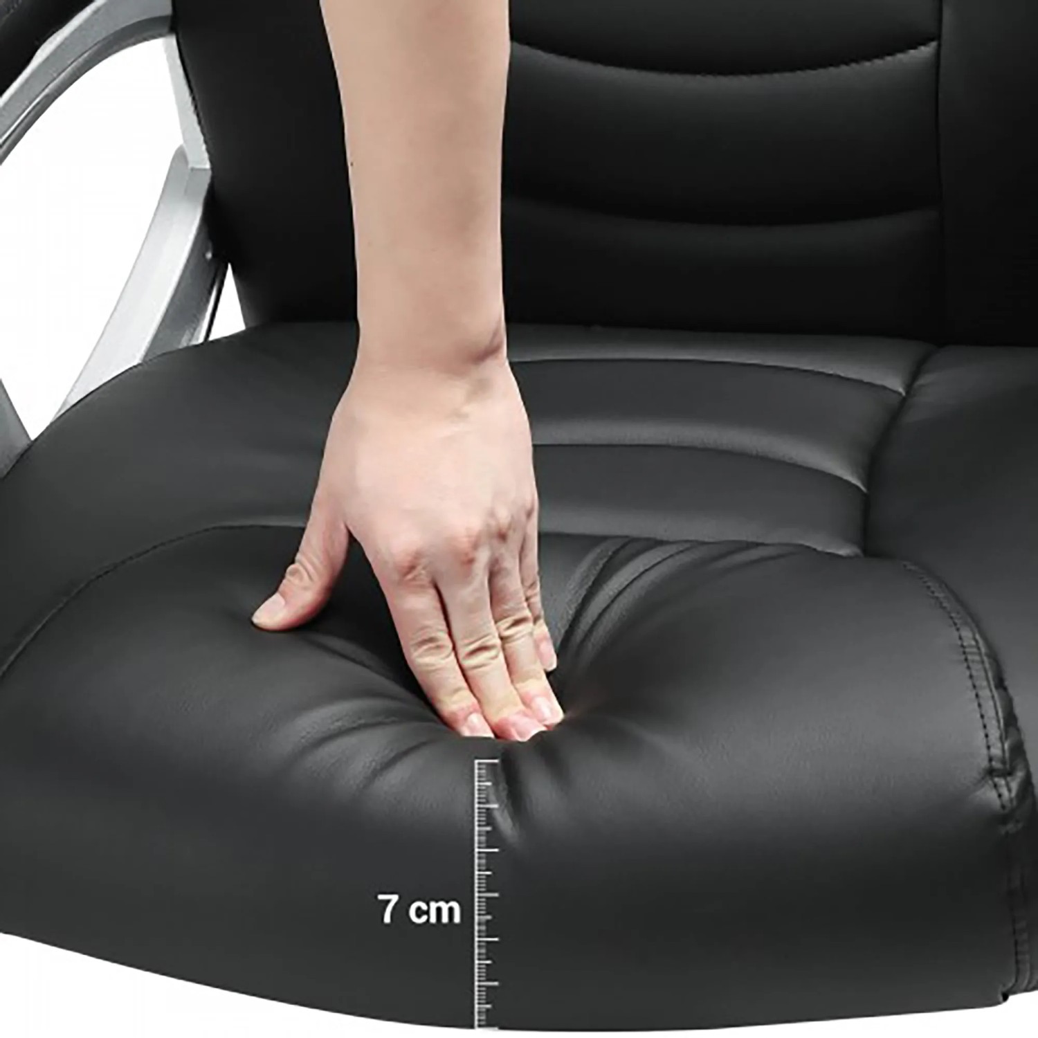 Detailaufnahme: Hand testet die 7cm dicke Polsterung des schwarzen Songmics Chefsessels.