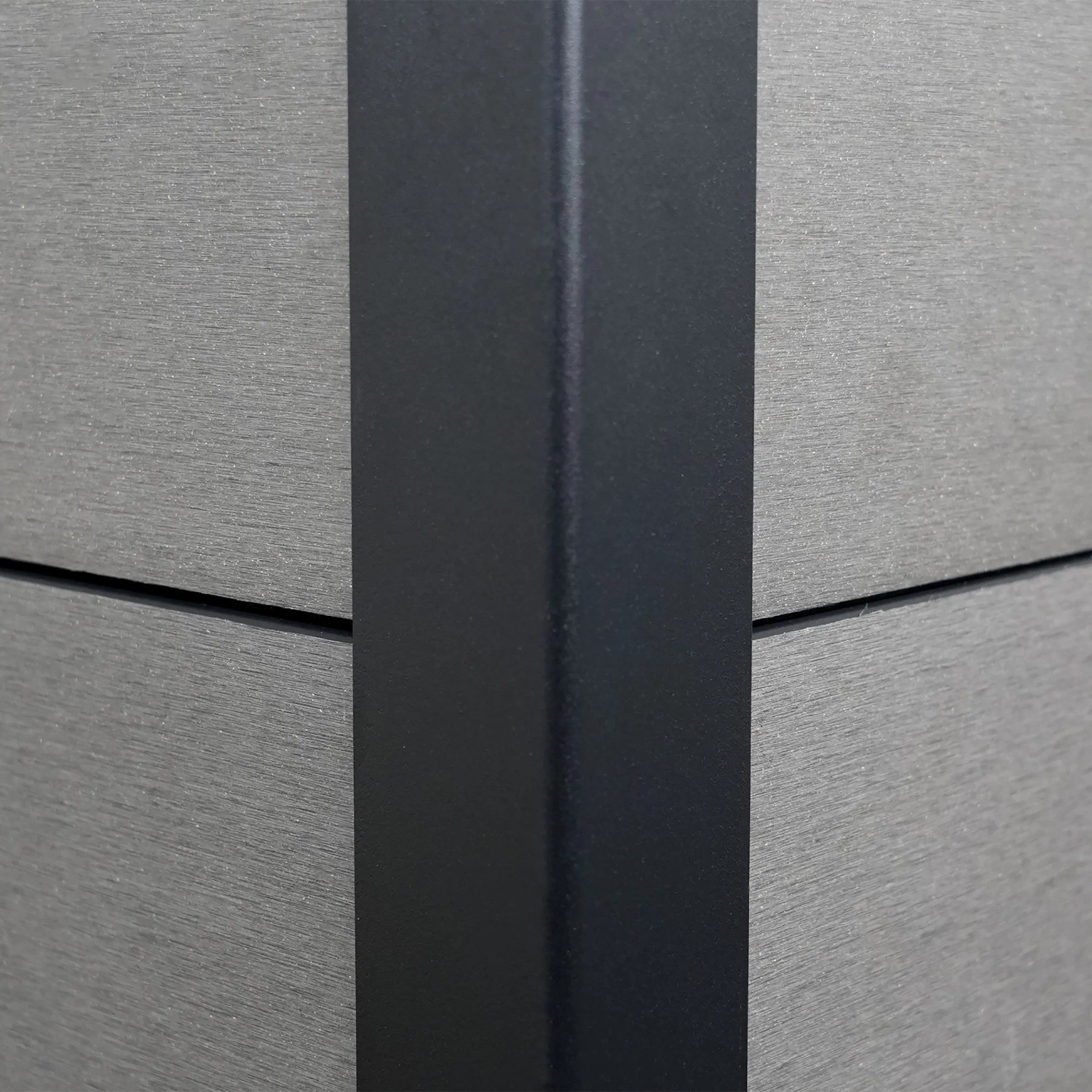 Detailaufnahme: Graues WPC Balkonhochbeet mit schwarzem Alu-Pfosten.