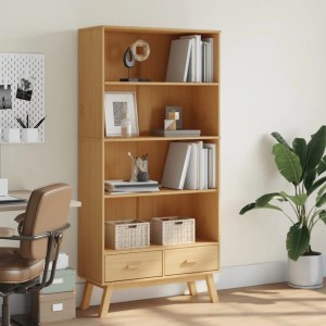 Braunes Massivholz Kiefer Bücherregal OLDEN mit 4 offenen Fächern und 2 Schubladen im skandinavischen Design.