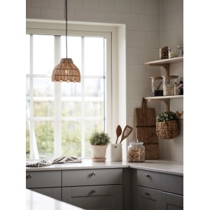 PR Home Pia Pendelleuchte aus Naturfasern in Küche, handgefertigtes Design.