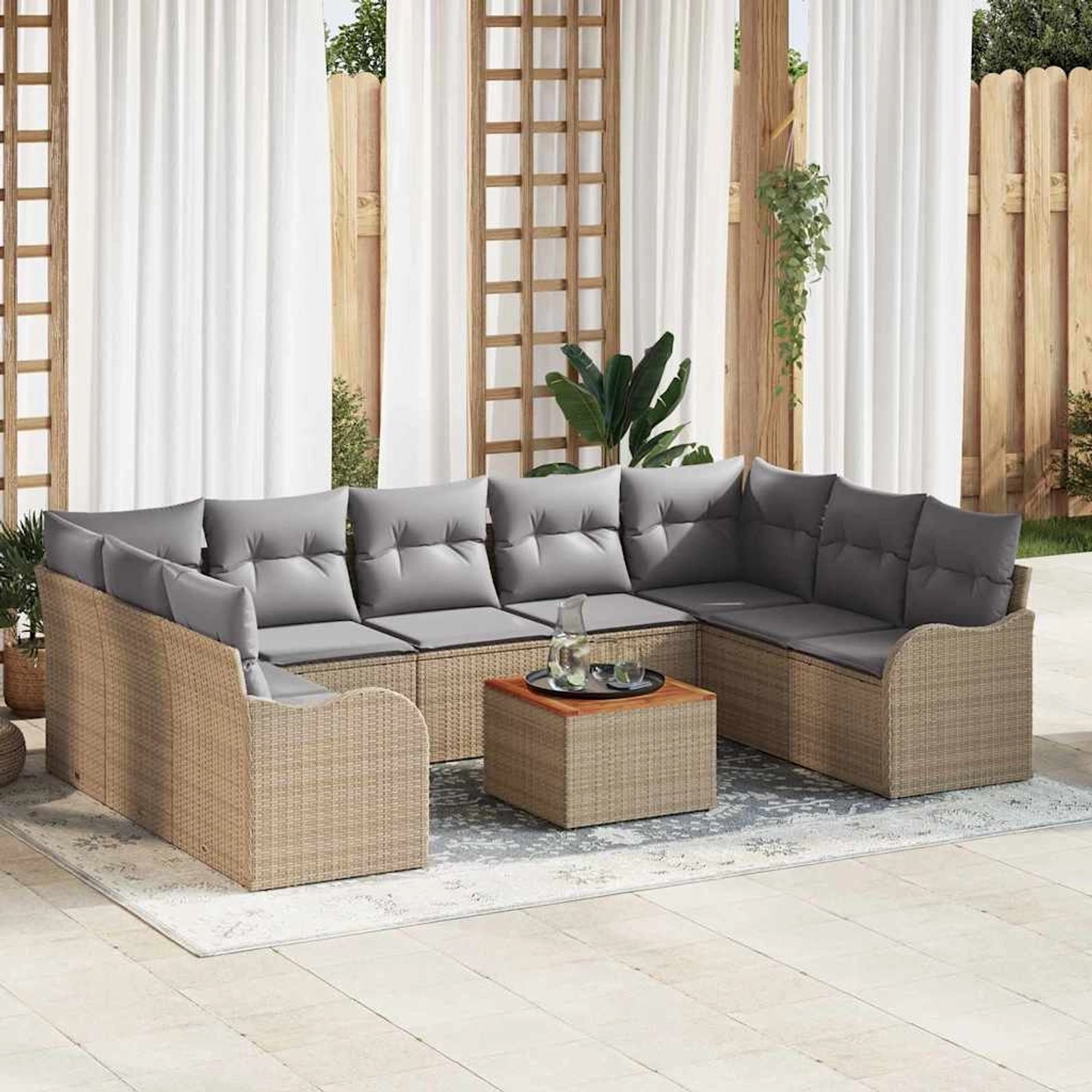 Beige-hellgraues 10-tlg. Garten-Sofa-Set aus Rattan mit Tisch und Polysterbezug.
