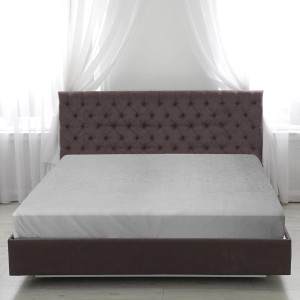 Bestlivings Spannbettlaken Cashmere Touch, 200x200 cm, silber auf einem Bett.
