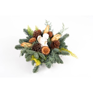 Grabschale mit Engel, Ø 15 cm. Gesteck mit Nobilis, Thuja, Zapfen und Engel-Figur.