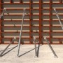 Schalungsstützen aus Metall stützen eine Schalungswand. Temporäre Verankerung im Schalungsbau.