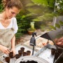 Frau befüllt Anzuchttöpfe mit torffreier Hochbeeterde von Compo Bio.