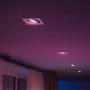 Philips Hue Centura LED-Einbauspot, eckig, weiß, mit farbiger Ambiente-Beleuchtung im Raum.