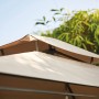 Detailaufnahme des zweistufigen Dachs vom Siena Garden BBQ Pavillon in Taupe.