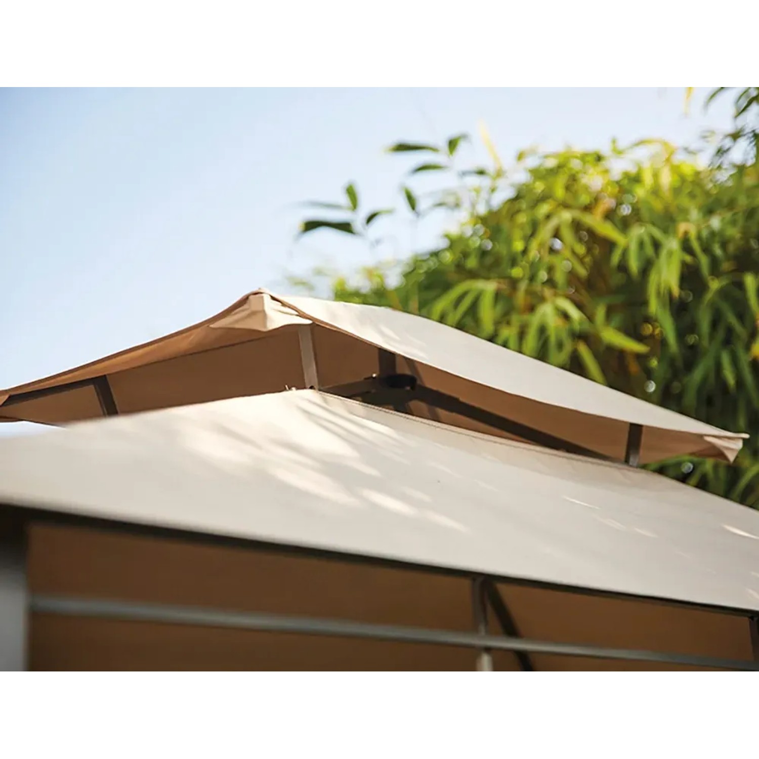 Detailaufnahme des zweistufigen Dachs vom Siena Garden BBQ Pavillon in Taupe.