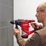 Einhell Bohrhammer TC-RH 900 in Nutzung, rot/schwarz, mit Tiefenanschlag und Koffer.