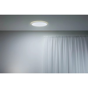 Weiße, runde WiZ LED-Deckenleuchte SuperSlim mit warmweißem Licht, montiert an einer Decke.