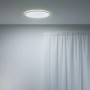 Weiße, runde WiZ LED-Deckenleuchte SuperSlim mit warmweißem Licht, montiert an einer Decke.