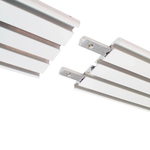 Detailaufnahme: Weiße Bestlivings Gardinenschiene, 4-läufig, Aluminium, mit Verbindungsstück.