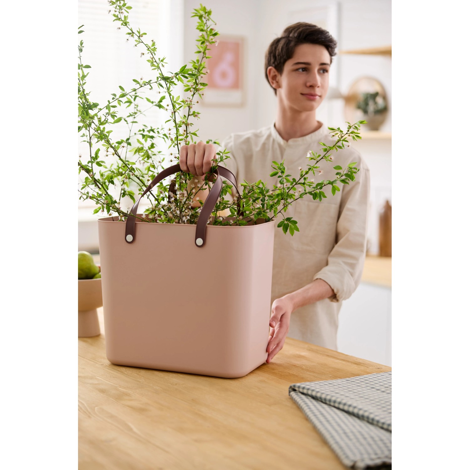 Rosa Rotho Multibag Albula Style 25 l als Aufbewahrungsbox mit Tragegriffen.