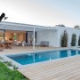Summer Fun Solardusche Menorca 20 l neben Pool im Garten.
