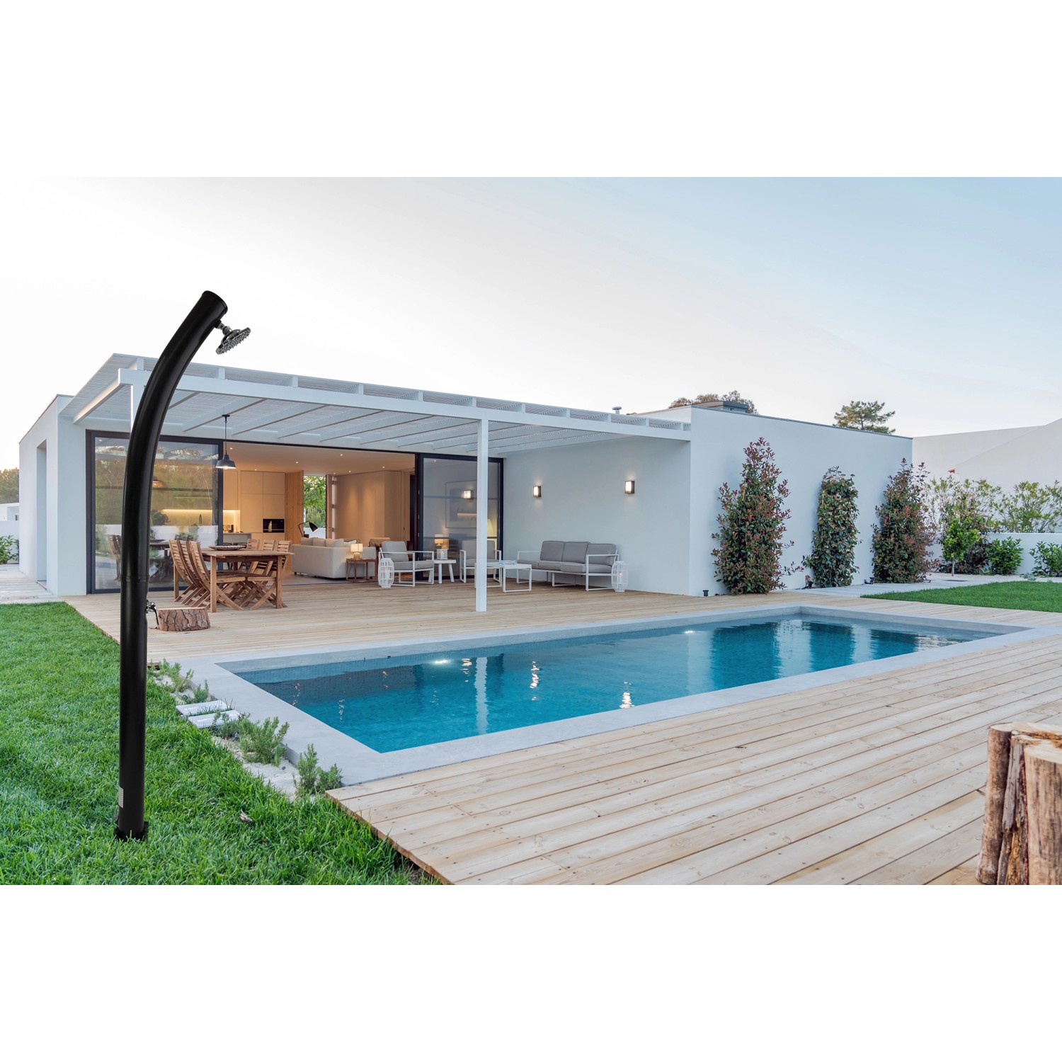 Summer Fun Solardusche Menorca 20 l neben Pool im Garten.