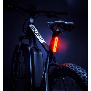 Fischer LED-Akku-Beleuchtungsset Stop am Fahrrad mit leuchtendem Rücklicht.