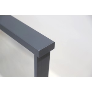 Detailaufnahme: Anthrazitfarbenes Aluminium Geländer Linus Vario für seitliche Montage.