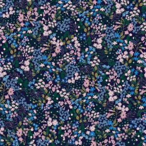 Detailansicht: Joules Vliestapete Gilmorton Ditsy Garden Greens Blau mit Blumenmuster.