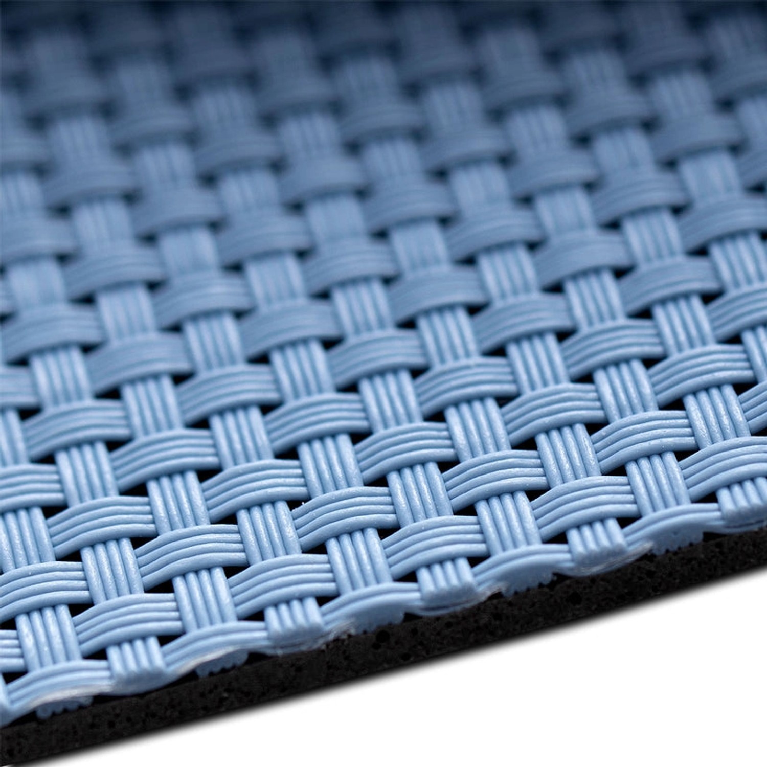 Detailaufnahme: Wetterfester, hellblauer Outdoor Teppich Fano mit gewebter Struktur.