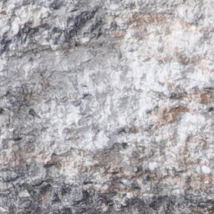 Nahaufnahme einer EHL Spaltstufe aus Muschelkalk, 15x35x100 cm, für rustikale Gartengestaltung.