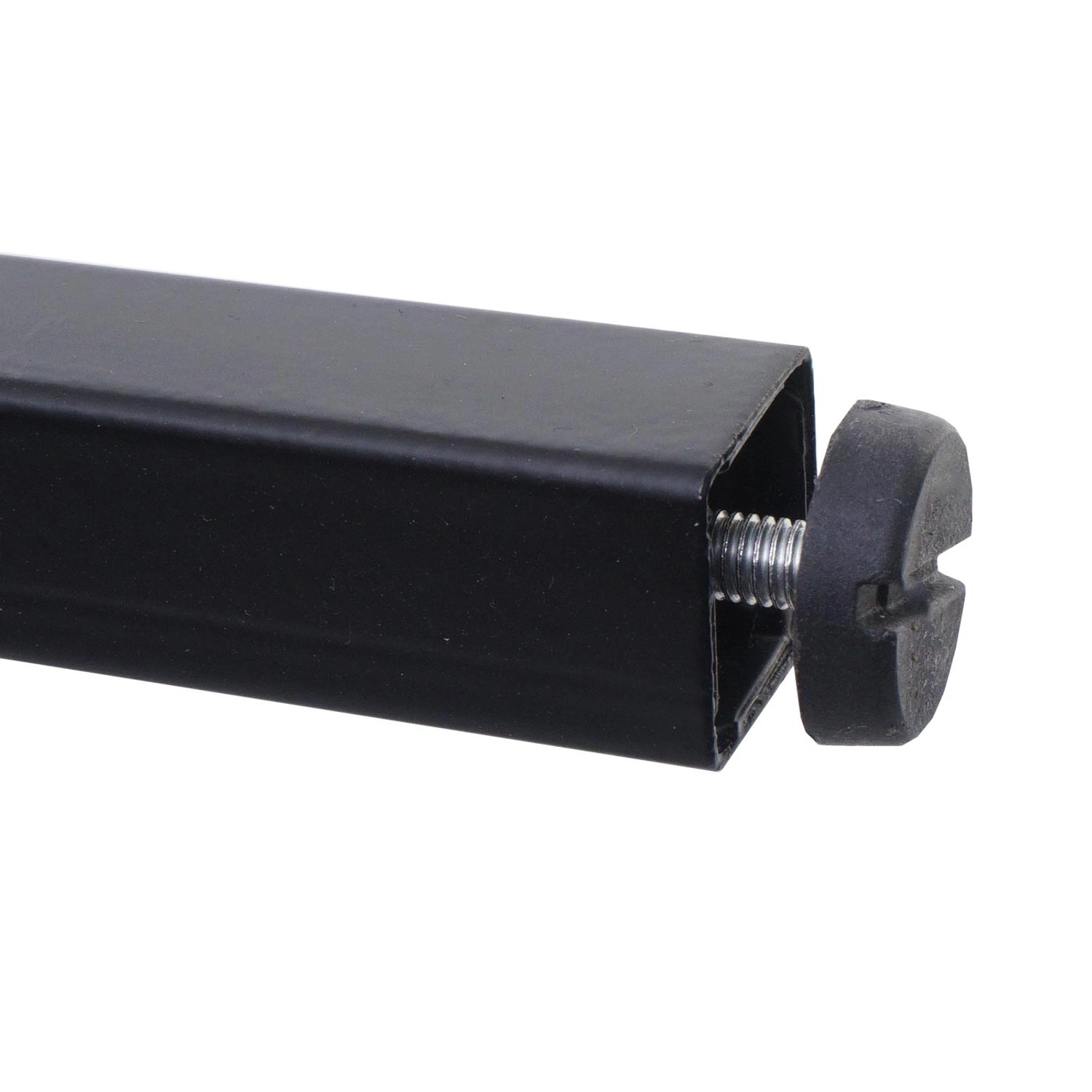 Detailaufnahme: Schwarzes Standregal-Bein mit verstellbarem Fußbodenschoner.