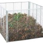 Vier-teiliger, feuerverzinkter Metall Komposter mit 800 l Fassungsvermögen, gefüllt mit Gartenabfällen.