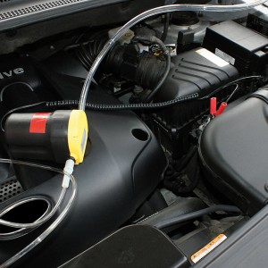 Eufab Öl-Absaugpumpe 12V im Einsatz im Motorraum, für schnellen Ölwechsel.