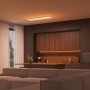 Philips Hue Datura LED-Panel in Weiß und Farbe, 120x30 cm, montiert in modernem Wohnraum.