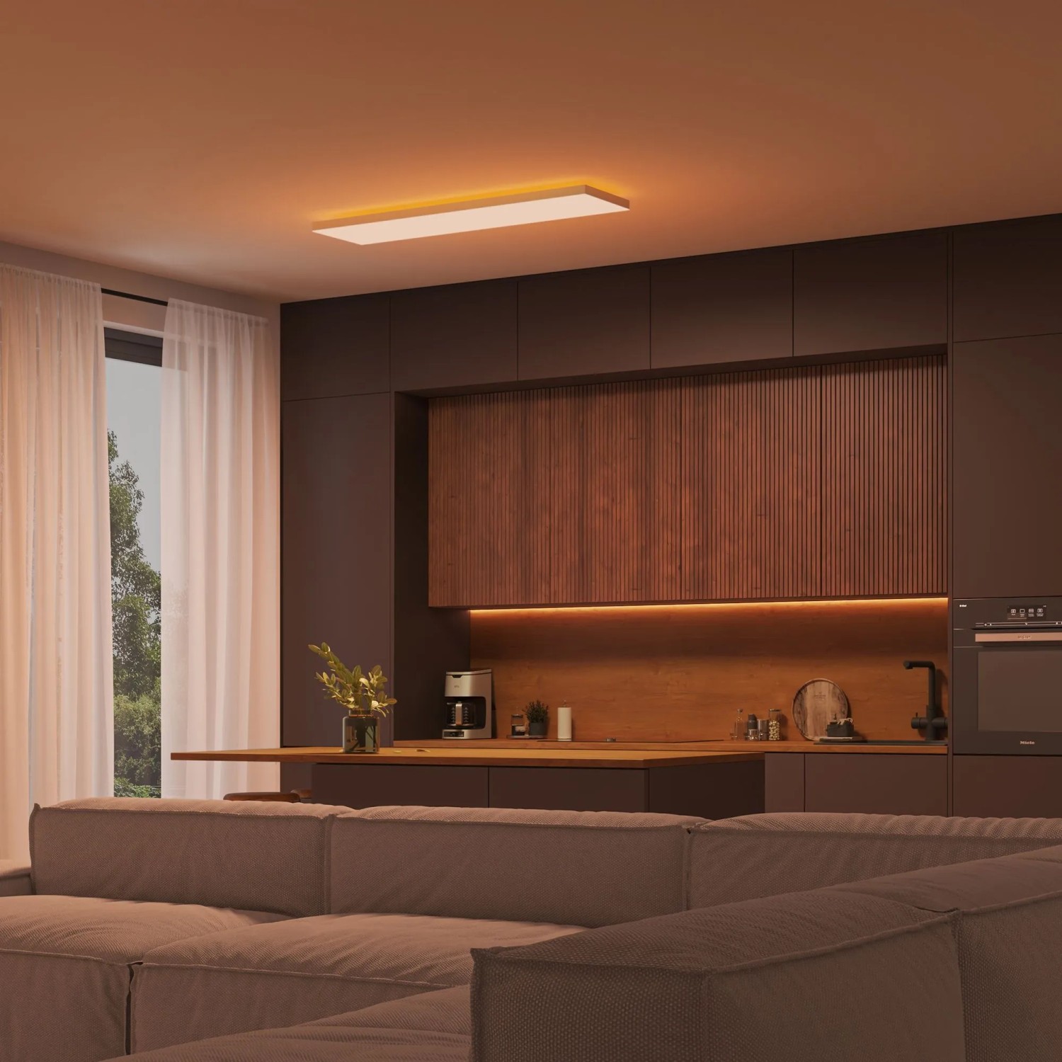 Philips Hue Datura LED-Panel in Weiß und Farbe, 120x30 cm, montiert in modernem Wohnraum.