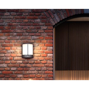 Philips LED-Außenwandleuchte Stock Anthrazit mit Bewegungsmelder an Backsteinwand.