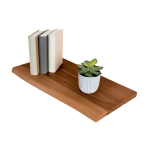 Nussbaumfarbene SAM Holzplatte Arya mit Baumkante, 60x30 cm, Akazienholz, mit Büchern und Pflanze dekoriert.