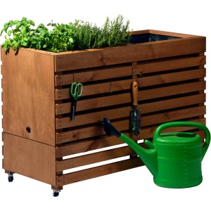 Rollbares Doppel-Hochbeet aus Holz (Bernstein) mit Kräutern und Gießkanne.