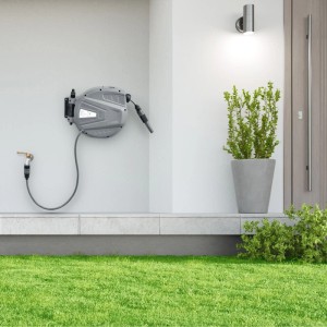 Juskys Wasserschlauch Aufroller Flowwater 10m an Hauswand mit Multifunktionsbrause.