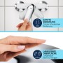 Grohe QuickFix Brausearmatur Start: Chrom Armatur mit Hand am Hebel, Detailaufnahme der Oberfläche.