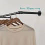 Schwarze Songmics Kleiderstange zur Wandbefestigung, 2er Set mit Kleidung an Holzbügeln.