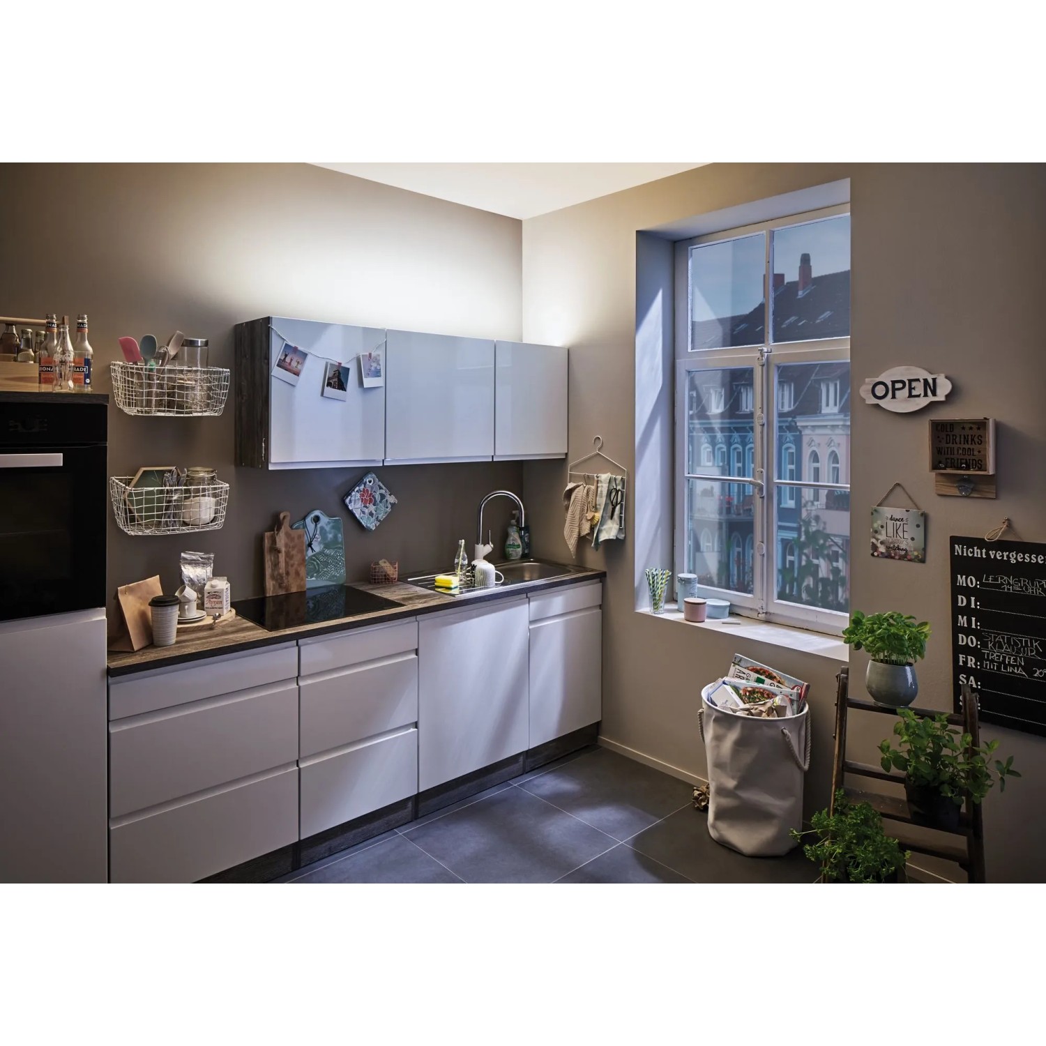 SimpLED Power LED-Streifen Set, 5m, neutralweiß, mit Dimmer in einer modernen Küche.