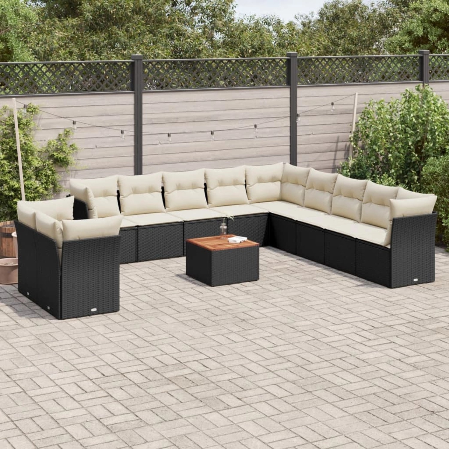 Schwarze vidaXL Garten-Sofagarnitur aus Rattan mit cremefarbenen Kissen und Tisch.