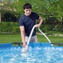 Bestway Flowclear Tauchpumpe im Einsatz zum Abpumpen von Poolwasser.