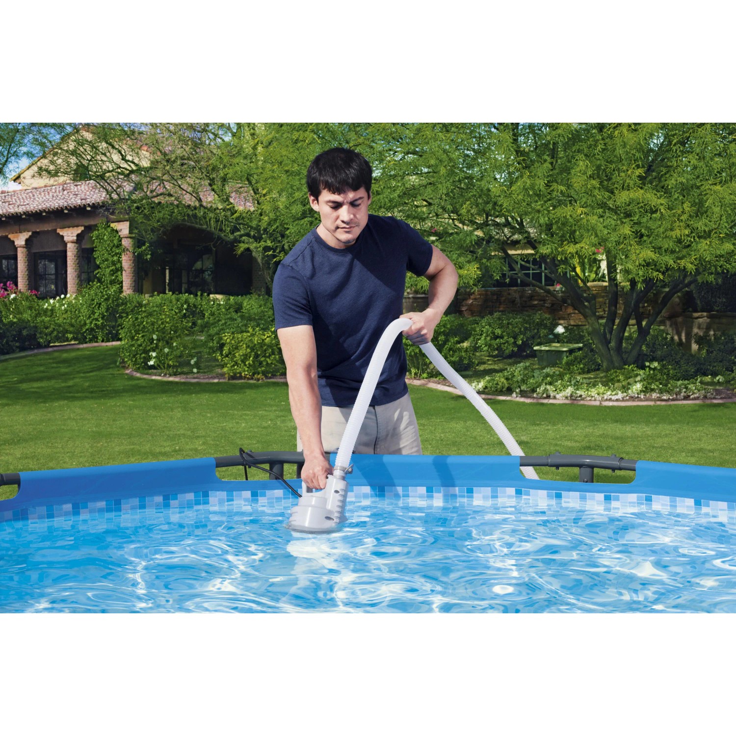 Bestway Flowclear Tauchpumpe im Einsatz zum Abpumpen von Poolwasser.