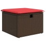 Brauner vidaXL Gartenmöbel Hocker aus Rattan mit rotem Kissen. Teil einer Sofagarnitur.