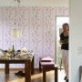 Esszimmer mit weißer Vliestapete Fioretto Uni mit Rankenmuster in Rosa. Dekorative Tapete für Wohnräume.