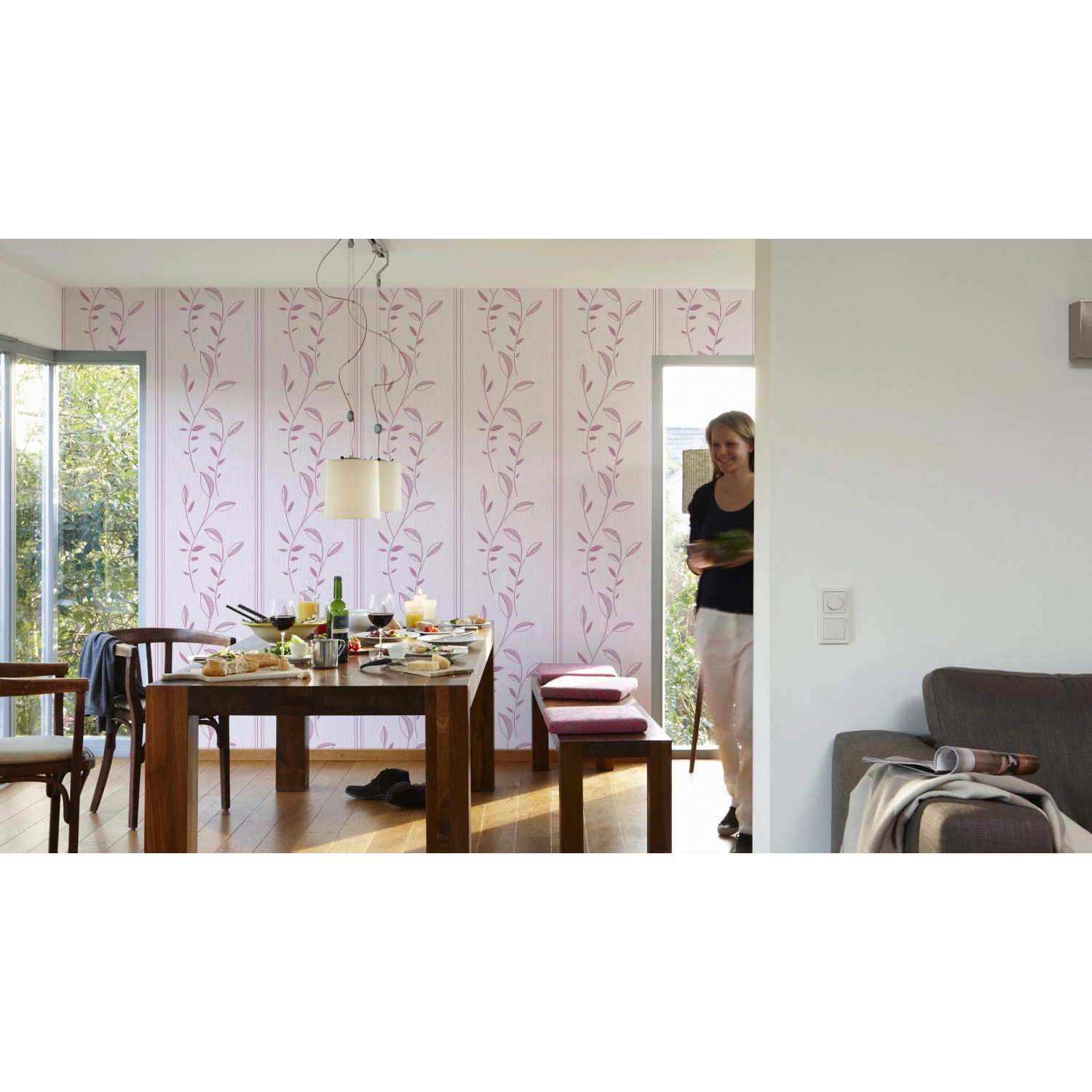 Esszimmer mit weißer Vliestapete Fioretto Uni mit Rankenmuster in Rosa. Dekorative Tapete für Wohnräume.