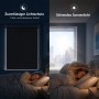 Schwarzes Verdunkelungsrollo am Fenster: links geschlossen für tiefen Schlaf, rechts offen mit hellem Sonnenlicht. Klemmfix Rollo.