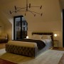 Dunkelgraues Polsterbett Nizza 140x200 cm mit Samtbezug, Chesterfield-Steppung, Bettkasten und LED-Beleuchtung.