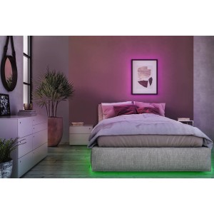 Ledvance LED-Streifen Flex im Schlafzimmer mit RGB-Beleuchtung unter Bett und an Wandbild.