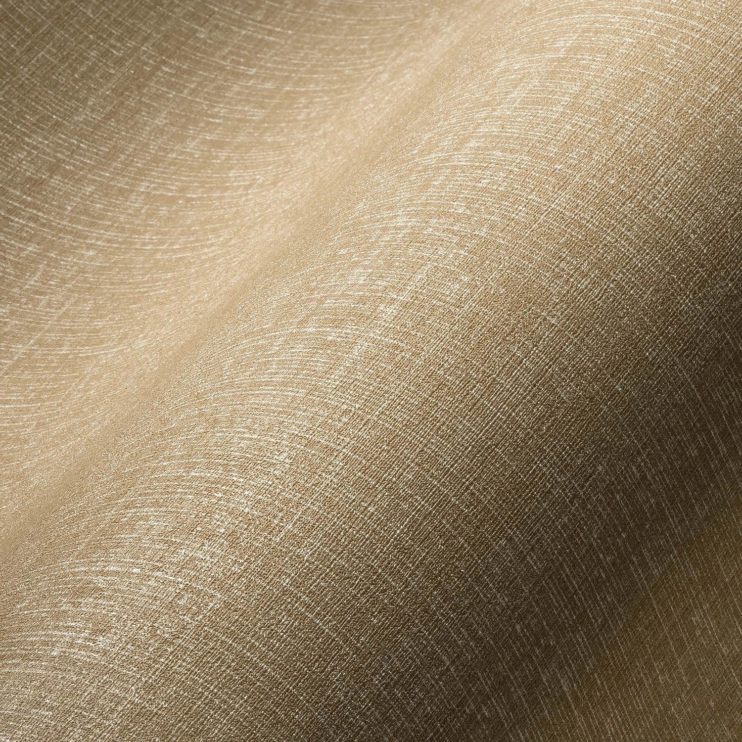 Beige-goldene Vliestapete mit metallischen Akzenten und leichter Struktur.