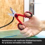 Einhell Werkzeugkoffer: Hand hält rote Kabelschere beim Schneiden eines Kabels.