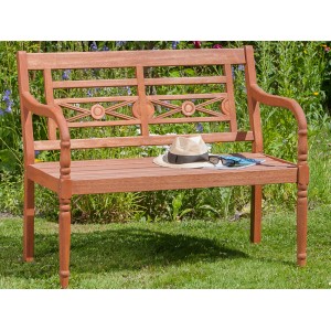 Havann Gartenbank 2-Sitzer aus Eukalyptusholz mit Ornamenten im Garten.