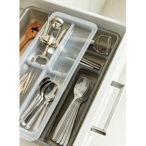 Rotho Besteckkasten Basic anthrazit mit Besteck und Küchenhelfern im Schubladenauszug.